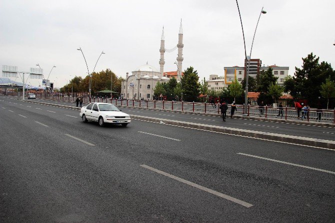 Üst Geçidi Kullanmayıp, Bariyerlerden Atlıyorlar