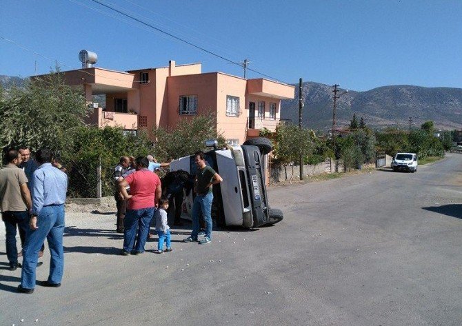 Öğrenci Servisi İle Cezaevi Minibüsü Kaza Yaptı: 5 Yaralı