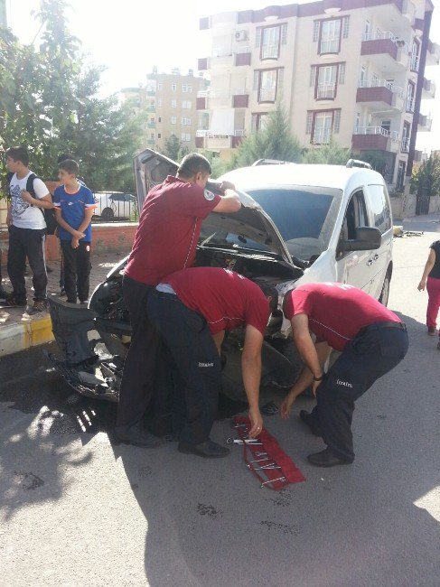 Minibüs İle Hafif Ticari Araç Çarpıştı: 2 Yaralı