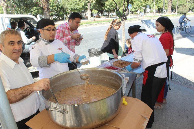 Doktorlar Gribe Karşı Bilimsel Aşure Dağıttı