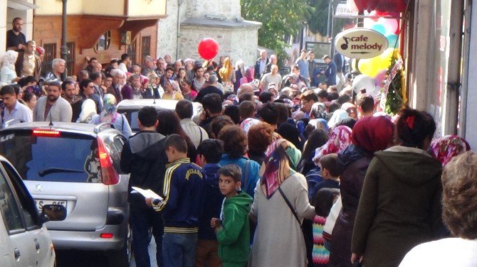 İndirimli Ürün Alabilmek İçin Birbirlerini Ezdiler