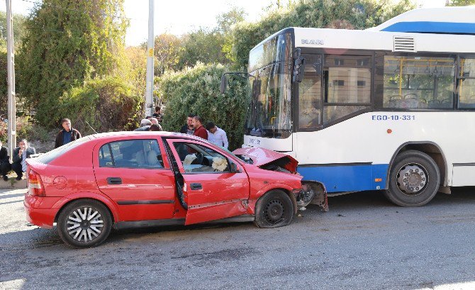 Ego Otobüsüyle Otomobil Kafa Kafaya Çarpıştı: 2 Yaralı