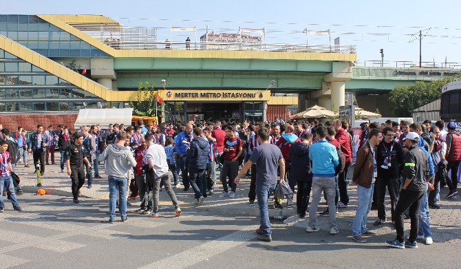 Trabzonsporlu Taraftarlar Merter’de Toplandı