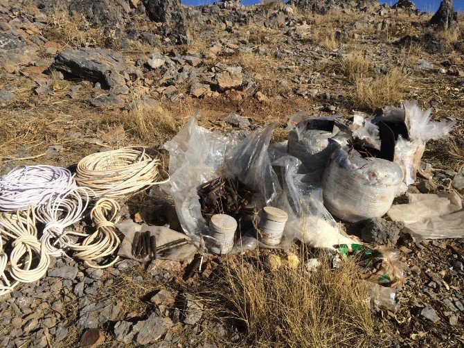 Hakkari’de Çok Sayıda El Yapımı Patlayıcı Ve Düzenek Ele Geçirildi