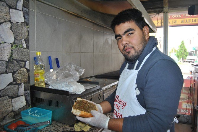 Özbekistanlı Genç Gezmek İçin Geldiği Türkiye’de Kokoreç Ustası Oldu