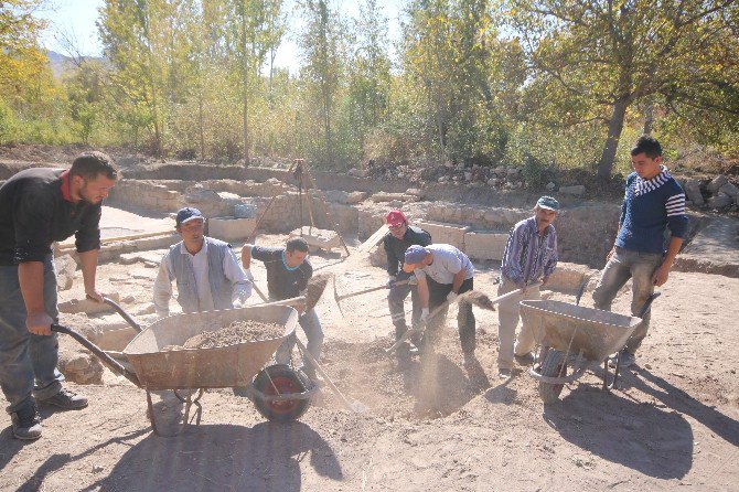 Bin 400 Yıllık Taban Mozaiği Çıkan Kazı Alanında Çalışmalar Sürüyor