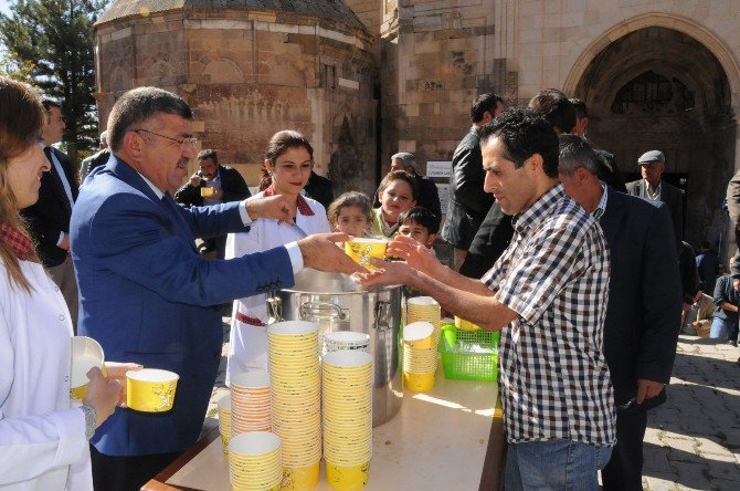 Niğde Belediyesi 40 Bin Kişiye Aşure Dağıttı