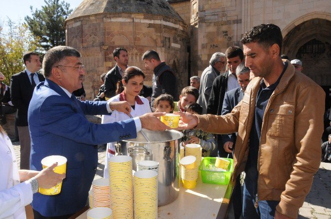 Niğde Belediyesi 40 Bin Kişiye Aşure Dağıttı