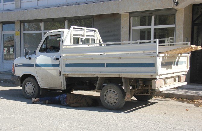 Kamyonetin Altında Baygın Yatan Genç, Polise Zor Anlar Yaşattı