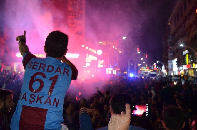 Trabzonspor Galibiyet Sevincini Sokaklarda Kutladı