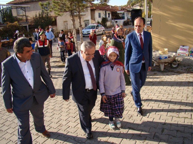 Vali, Halka Aşure İkram Etti