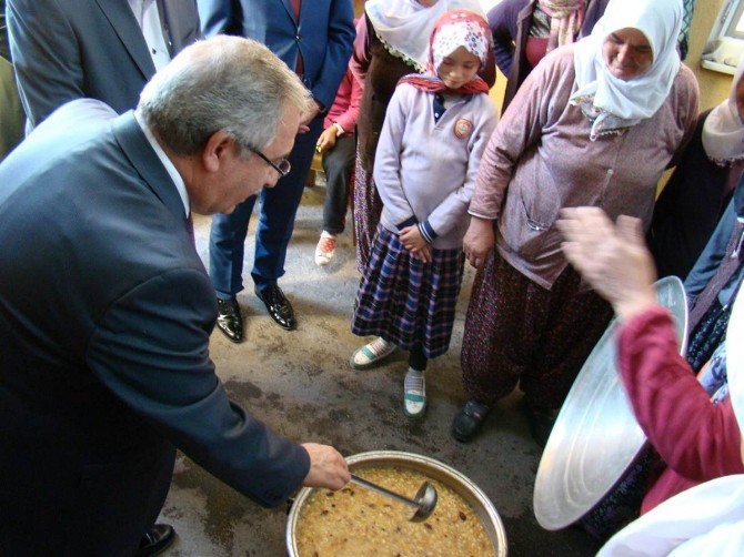 Vali, Halka Aşure İkram Etti