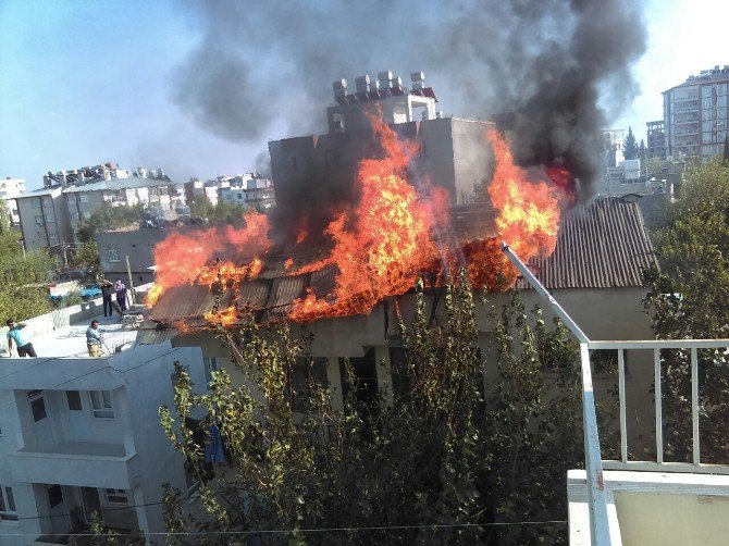 2 Katlı Evin Çatı Katında Korkutan Yangın