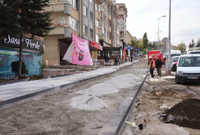 Dikmen Caddesi’nde Kaldırım Çalışmaları Devam Ediyor