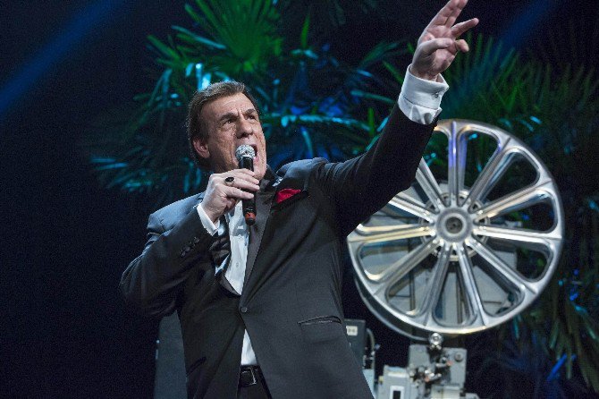 Ödül Gecesinde Robert Davi Performansı Sürprizi