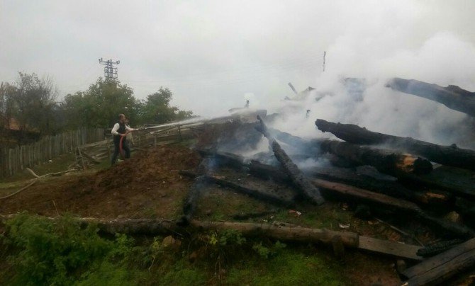 Kastamonu’da İki Ahşap Ev Yandı