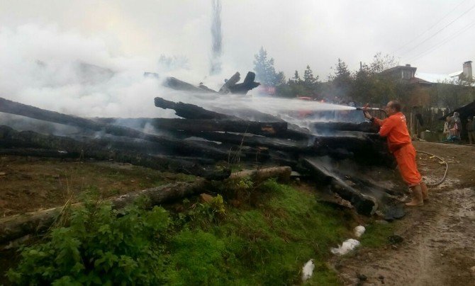 Kastamonu’da İki Ahşap Ev Yandı