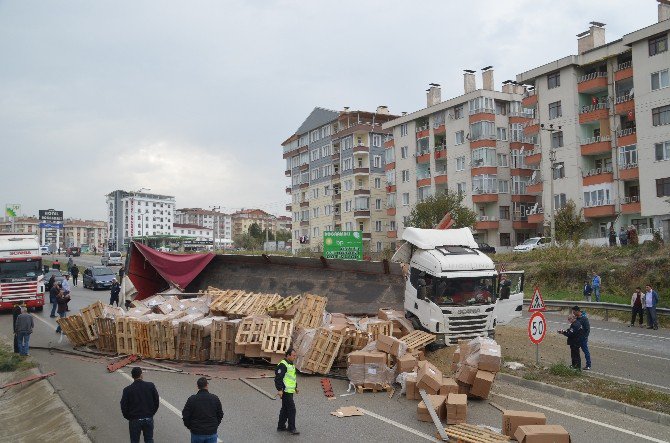 Tır’ın Dorsesi Devrildi, Faciadan Dönüldü