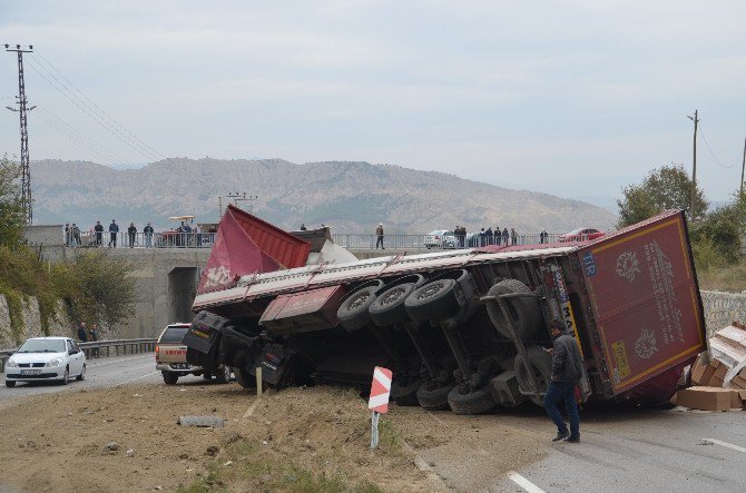 Tır’ın Dorsesi Devrildi, Faciadan Dönüldü