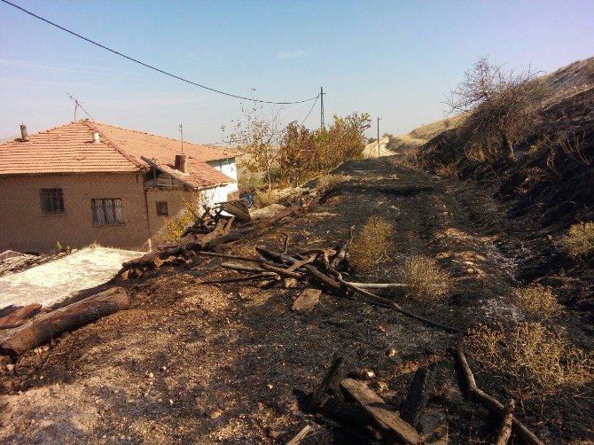 Kışlık 2 Ton Odunu Yangında Kül Oldu