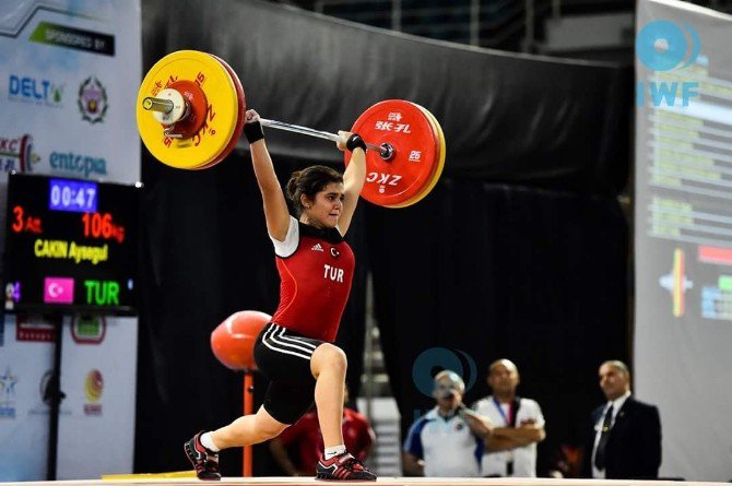 Aydınlı Ayşegül Dünyanın Zirvesinde