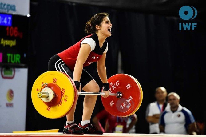 Aydınlı Ayşegül Dünyanın Zirvesinde