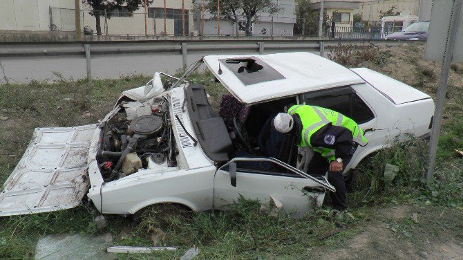 Önüne Çıkan Poşetten Kaçarken Kaza Yaptı: 3 Yaralı