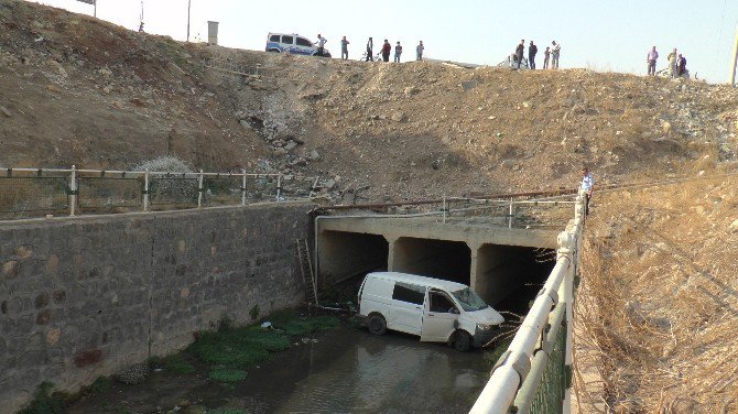 Dereye Uçan Araçtan Yara Almadan Çıktı