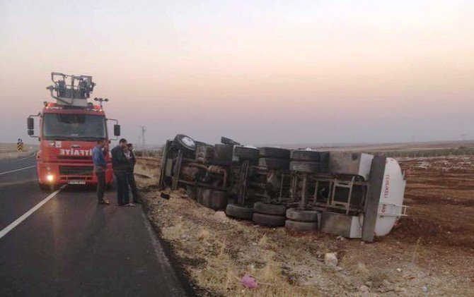 Şanlıurfa’da Yakıt Tankeri Devrildi