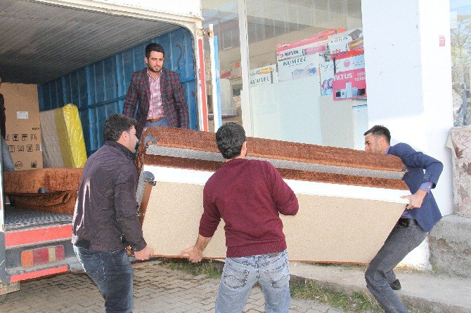 Şırnak’tan Muradiye’ye Gelen Aileye Destek