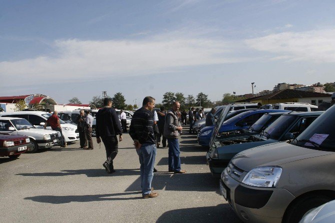 Trabzon’da Oto Pazarı Bu Yılın En Hareketli Gününü Yaşıyor