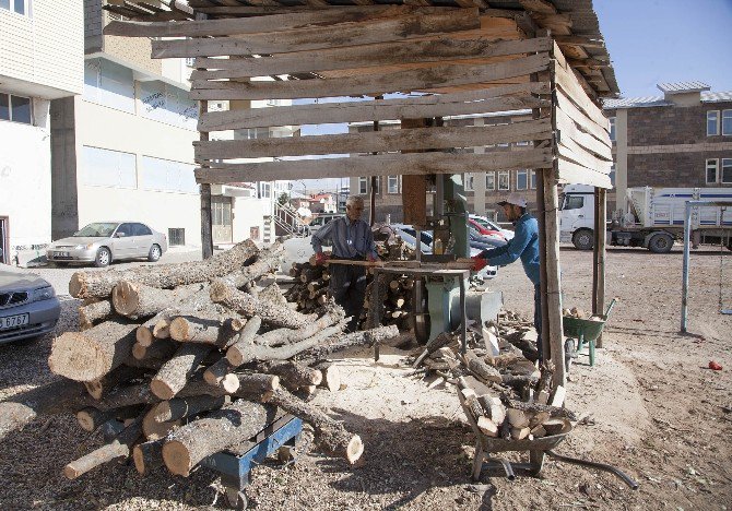 Ahlat’ta Odun Satışında Düşüş Yaşanıyor