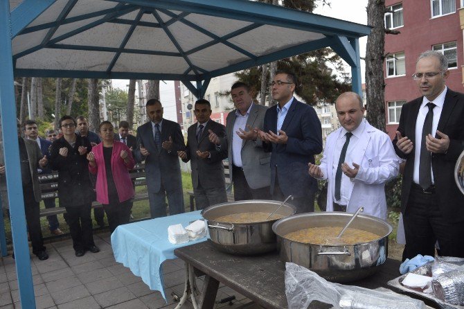 Alaplı Devlet Hastanesinde Aşure Dağıtıldı