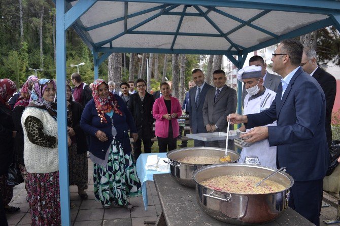 Alaplı Devlet Hastanesinde Aşure Dağıtıldı