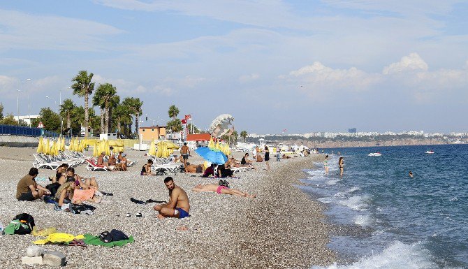 Dünyaca Ünlü Konyaaltı Plajında Deniz Keyfi