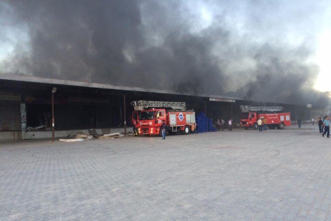 Antalya’da Yaş Sebze Ve Meyve Hali’nde Yangın