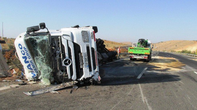 Forklift Taşıyan Tır Kaza Yaptı: 1 Yaralı