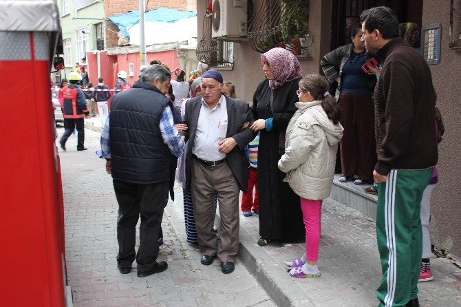 Kağıthane’de Binanın Çatısı Alev Alev Yandı, Mahalleli Sokağa Döküldü