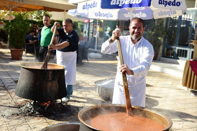 Kervan Pastaneleri’nden Aşure Etkinliği