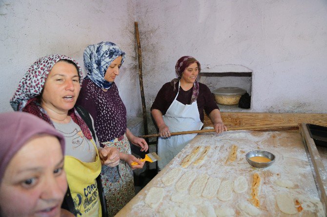 Mahalle Fırınları Yine Bazlama, Katmer Ve Köy Ekmeği Pişirecek