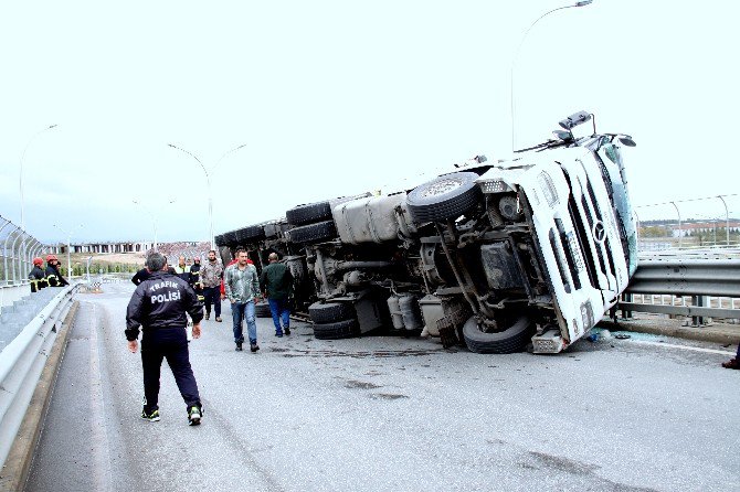 Virajı Alamayan Talaş Yüklü Tır Yan Yattı: 1 Yaralı