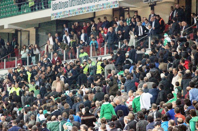 Konyaspor-fenerbahçe Maçında Tribün Karıştı