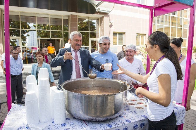 Seyhan Belediyesi, 60 Bin Kişiye Aşure Dağıttı