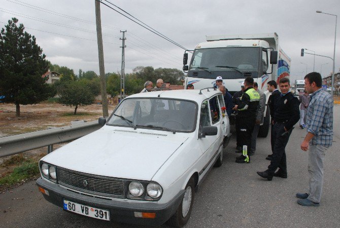 Kırmızı Işıkta Duran Otomobile Kamyon Çarptı: 1 Yaralı