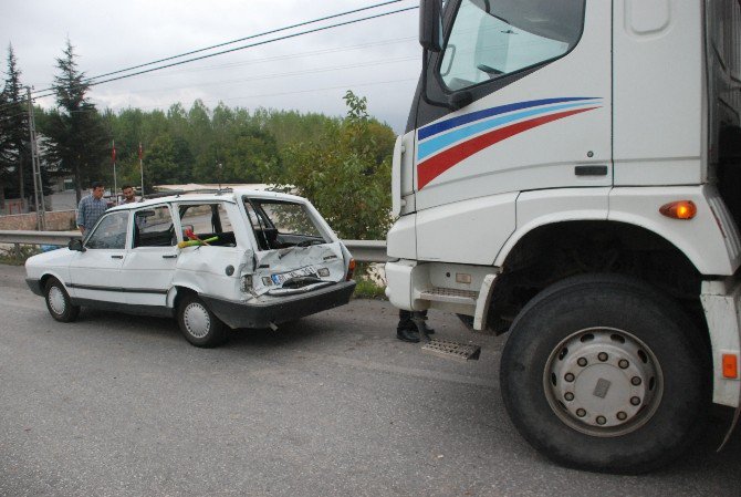 Kırmızı Işıkta Duran Otomobile Kamyon Çarptı: 1 Yaralı