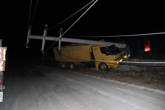 Yozgat’ta Freni Boşalan Hafriyat Kamyonu Yüksek Gerilim Hattı Direğine Çarptı