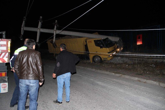 Yozgat’ta Freni Boşalan Hafriyat Kamyonu Yüksek Gerilim Hattı Direğine Çarptı