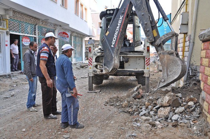 Gölbaşı İlçesinde Yol Ve Kaldırım Çalışmaları Devam Ediyor