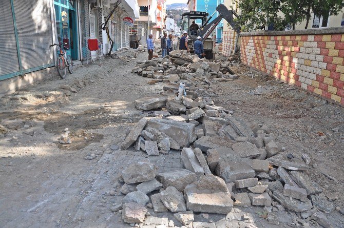 Gölbaşı İlçesinde Yol Ve Kaldırım Çalışmaları Devam Ediyor