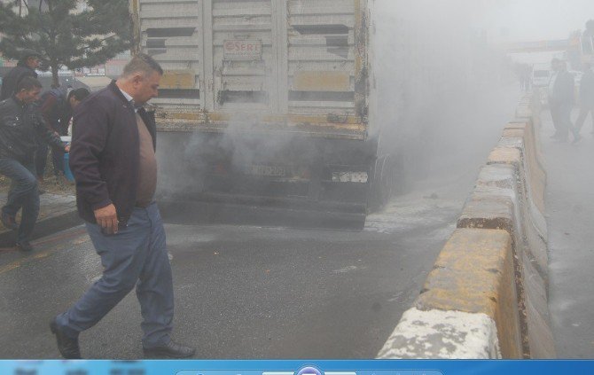 Patlayan Kamyon Lastiği Korkuya Neden Oldu